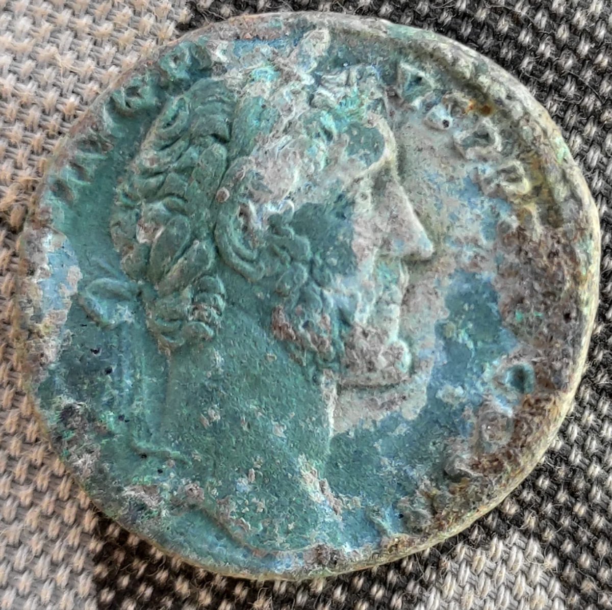 AlbEsquivel's tweet photo. #archaeonumismatics. Asse imperiale di Antonino Pio (138-161 d.C.) from VENTURINA TERME, Italy by Trust Sostratos. Details can be found on the following website: https://t.co/3CamoYBaFv #publicarchaeology https://t.co/pMjLcT5qkW