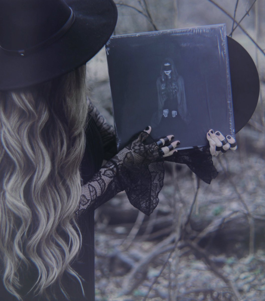 Limited ODE TO THE DΛRK signed vinyl bundles are available now for pre-order. Ends 8/4/20!
smarturl.it/MVDarkVinyl