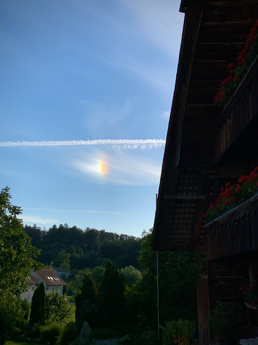 C_Mellenthin's tweet photo. Weil ich immer @srfmeteo schaue, weiss ich dass das ein Halo ist. π In #SchmittenFR https://t.co/qf2DAgNzkm