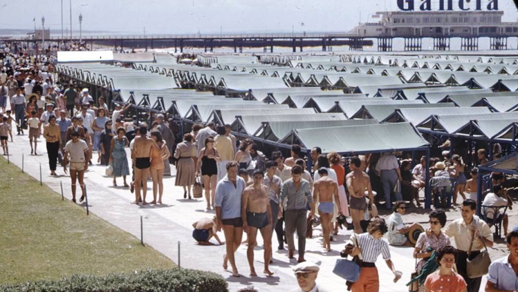 Mar del Plata, 1958. Playa Bristol. En el muelle del Club de Pesca el recordado cartel de Gancia. Foto Revista Life.