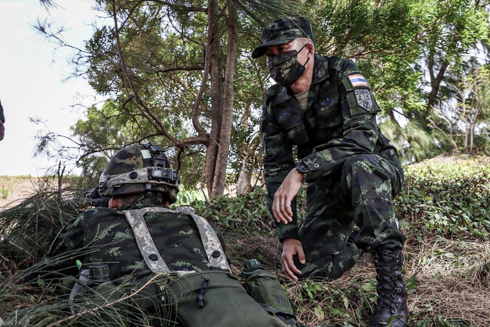 USPACOM's tweet photo. Soldiers with @USARPAC @25thID and @PRDThailand Army work side-by-side achieving interoperability with allies and demonstrating the longstanding relationship enjoyed by both the Kingdom of Thailand and the United States. #LF2020 #Partnerships #FreeandOpenIndoPacific. https://t.co/jSfIjlE5YI
