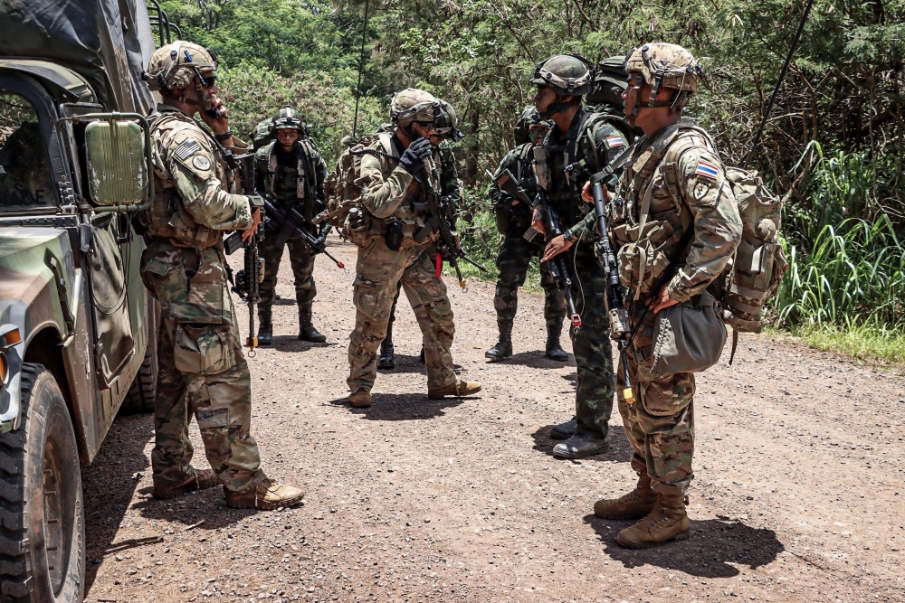 USPACOM's tweet photo. Soldiers with @USARPAC @25thID and @PRDThailand Army work side-by-side achieving interoperability with allies and demonstrating the longstanding relationship enjoyed by both the Kingdom of Thailand and the United States. #LF2020 #Partnerships #FreeandOpenIndoPacific. https://t.co/jSfIjlE5YI