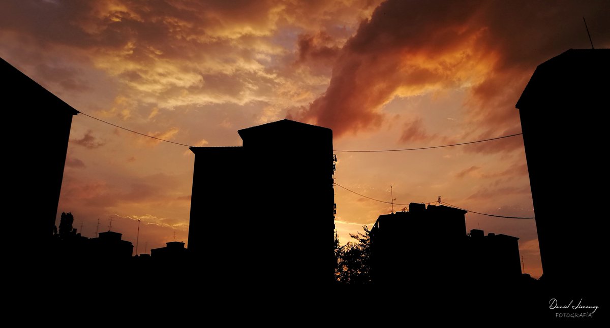 djg_fotografia's tweet photo. #atardecer #landscape #paisaje #bokeh #pdc #doc #deepoffield #building #edificio #getdark #lateafternoon #tree #arbol #sun #cloud #sky #cielo #backlight #naranja #nube #saturation #blue #orange #madrid #sunset #sol #dani_fotografia https://t.co/nZsuWYmHFE