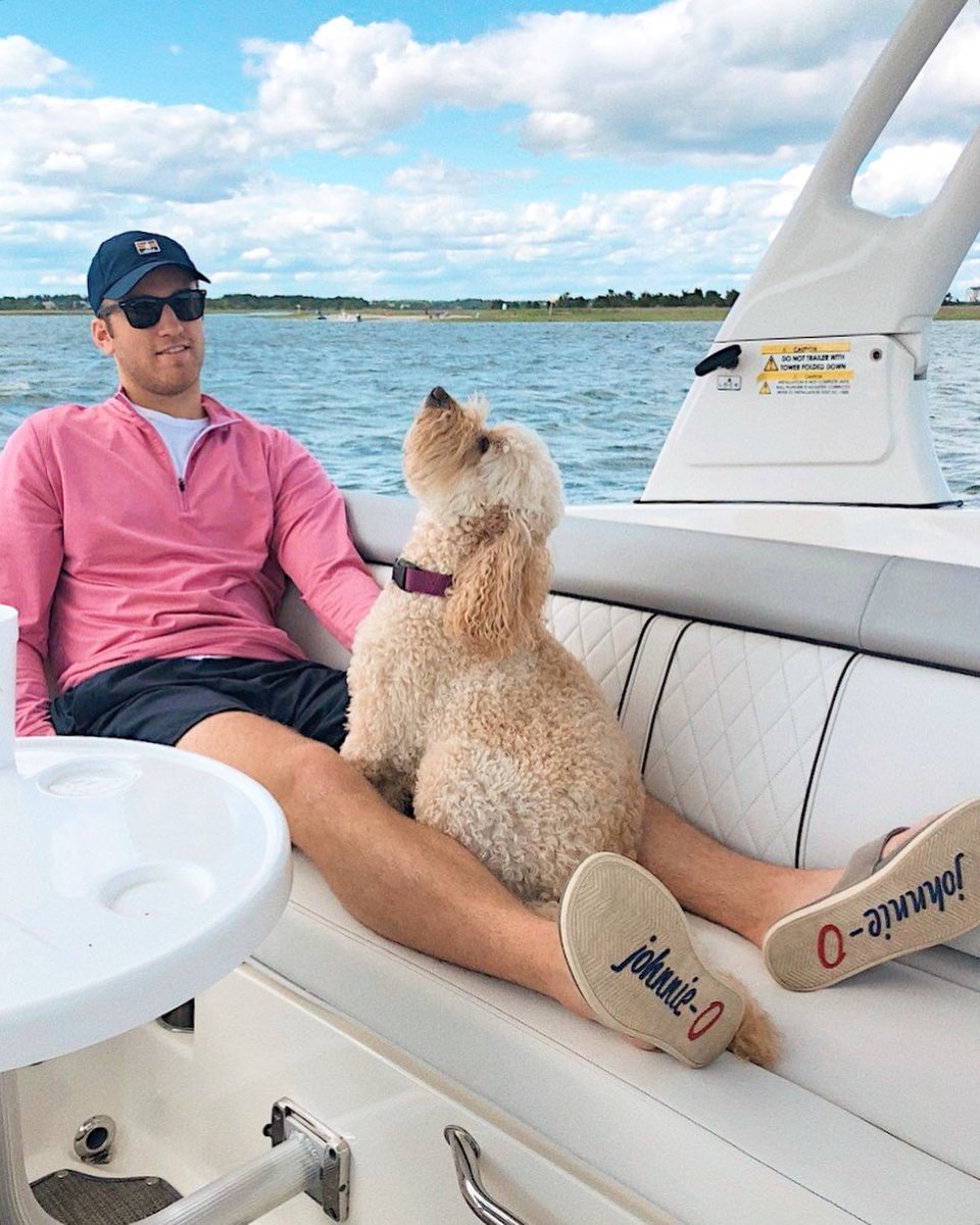 The best things in life are dogs and the ocean. 🐶☀️🌊🚤

#JohnnieOBrand #Preppy #Dogs #YachtStyle #Ocean #Boat