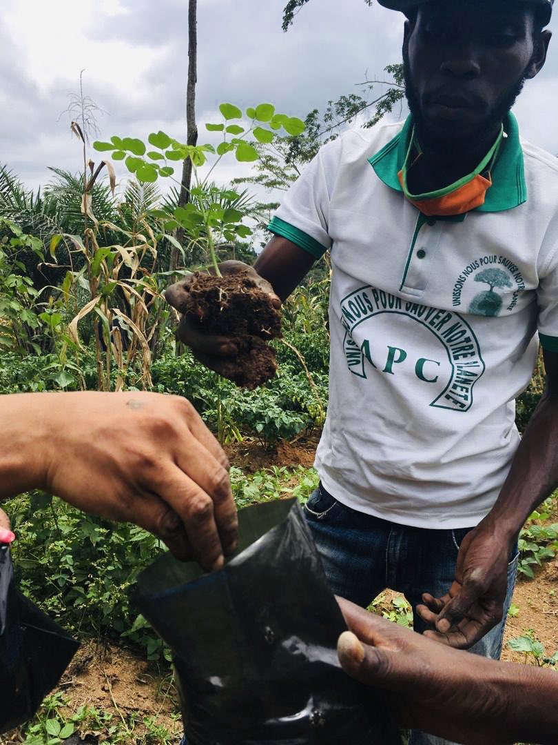 CUNCRthinktank's tweet photo. 📣Our incredible partners &amp; #climateambassadors in #Cameroon have just entered #phase2 of the #carbonoffset project in Elkali village! They are bringing over 10,000 trees to maturity while empowering local activists. 🌳Please support us: https://t.co/gorpriDpA3

#NBS #ycas #CUNCR https://t.co/TEC0QvhqOg