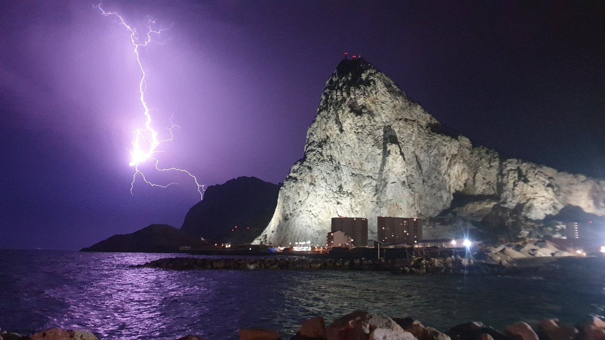 Jony_PKaska's tweet photo. @tiempobrasero Noche de tormenta en el Campo de Gibraltar #ByJonatanSegoviaCalvo https://t.co/KAXWVkMQ9y