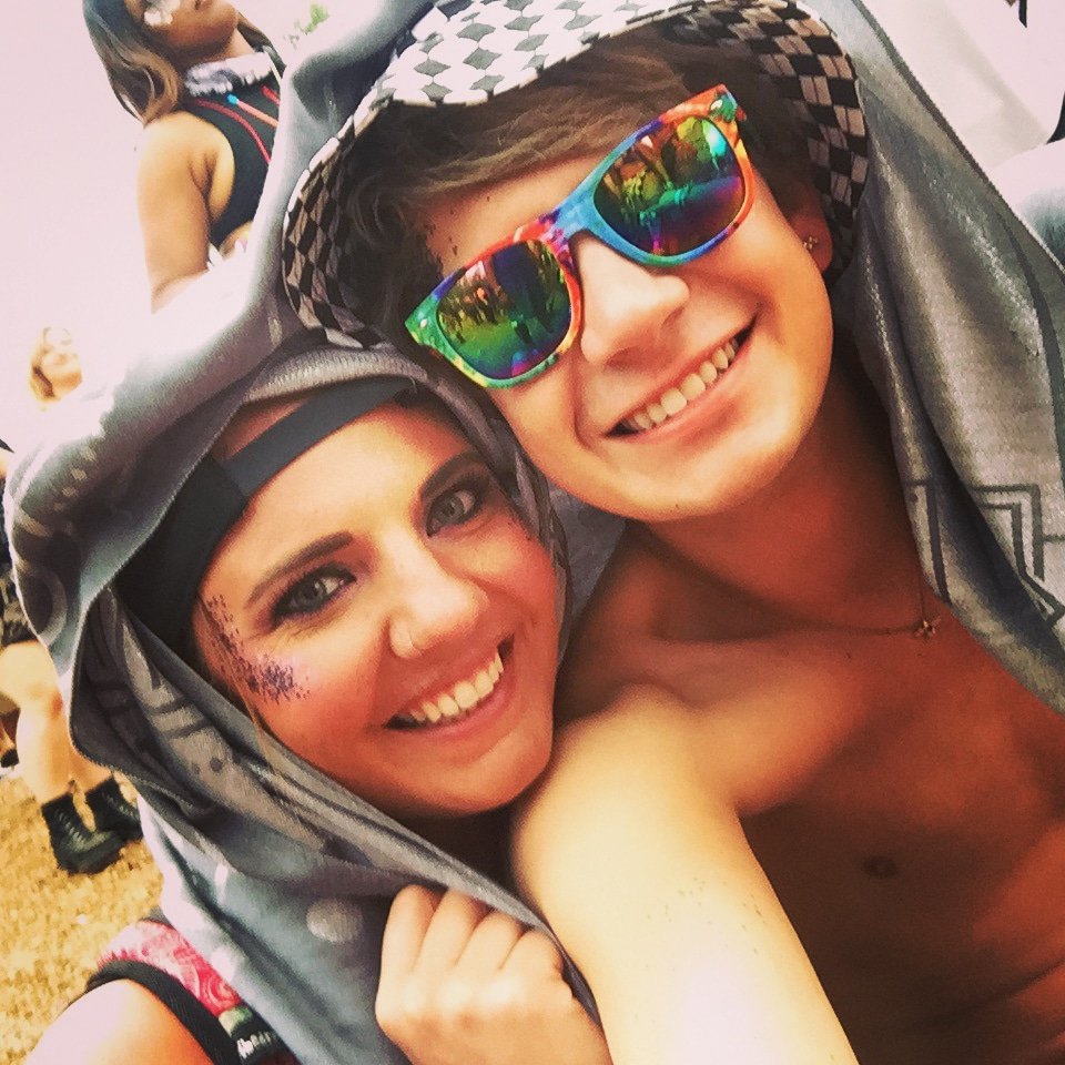 bartendericka's tweet photo. Missing festival season a little more today. I just want to be under a pashmina with my best friend!! 🖤🌈
#festybesties #samf2019 #RIPfestivalseason https://t.co/8GdHEi0An8