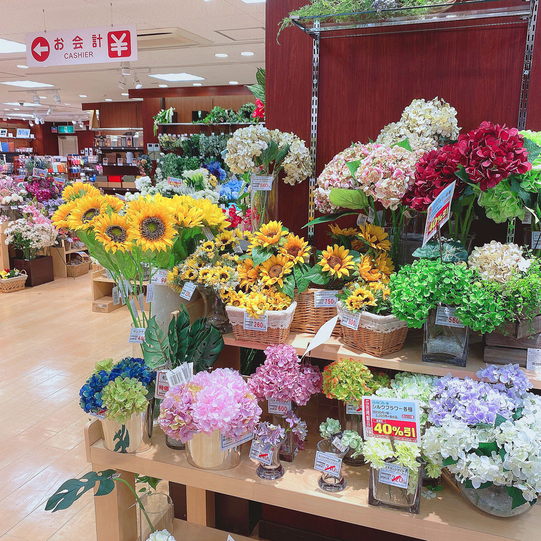ユザワヤ 公式 夏の花と言ったらひまわり ユザワヤでは大小様々な大きさを取り扱っていて リアルな花ぶりが人気です インテリアやバッグのコサージュなどに使ってみませんか 一部 営業時間変更店舗がございます T Co I1hylj8txv