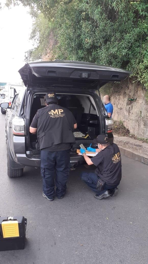 juanVictorCas1's tweet photo. #Actualización VEHÍCULO CON LOGO DE DERECHOS HUMANOS TRANSPORTABA DÓLARES. En un operativo #Antinarcótico se localiza fuerte suma de dólares en un carro con logo "Defensor de Derechos Humanos" el operativo aún se realiza en zona 18. https://t.co/jqxY3k261z