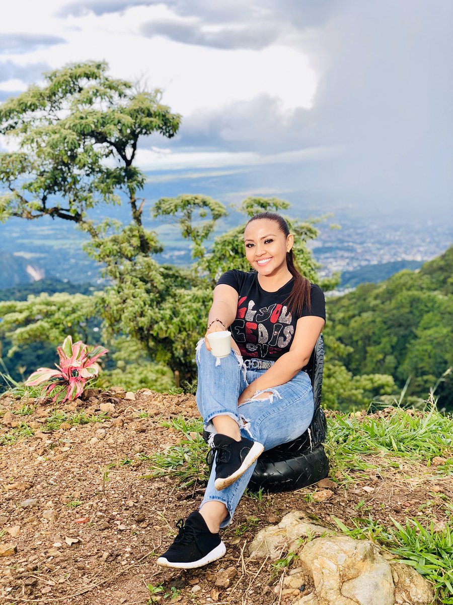 ShalaKarina's tweet photo. Un café ☕️ una vista encantadora 🌸 pensando 💭 en ustedes 💋 besos desde la distancia ... https://t.co/JphQQoeH2T