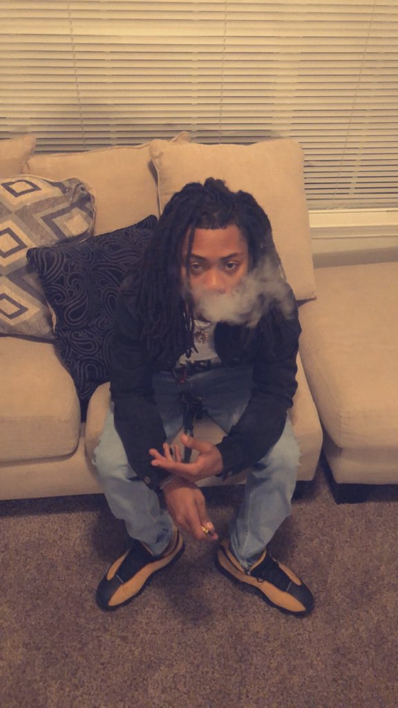 Lank_3's tweet photo. bitch you can leave, ian got no aim but dat don’t mean imma miss you #LLDave 💚🐍 https://t.co/iHYmIMpxyg