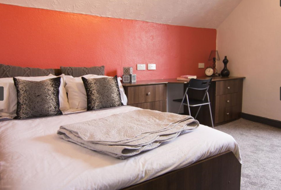 rentinc's tweet photo. No summer rent - that's right, you'll pay absolutely NO summer rent on this stunning 7 bed property! 

✔️ Located in a popular area of Headingley
✔️7 double bedrooms
✔️ Free on-street car parking
✔️Large kitchen &amp; lounge 

£84.99pppw 

Discover more: https://t.co/TrWCzaSg7B https://t.co/lHKgv9ATbq