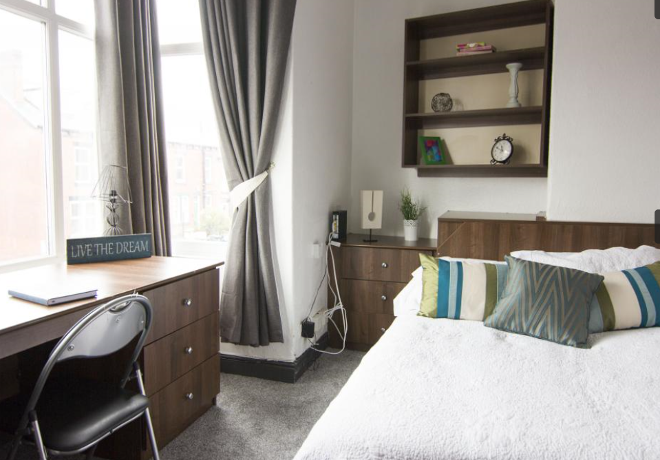rentinc's tweet photo. No summer rent - that's right, you'll pay absolutely NO summer rent on this stunning 7 bed property! 

✔️ Located in a popular area of Headingley
✔️7 double bedrooms
✔️ Free on-street car parking
✔️Large kitchen &amp; lounge 

£84.99pppw 

Discover more: https://t.co/TrWCzaSg7B https://t.co/lHKgv9ATbq