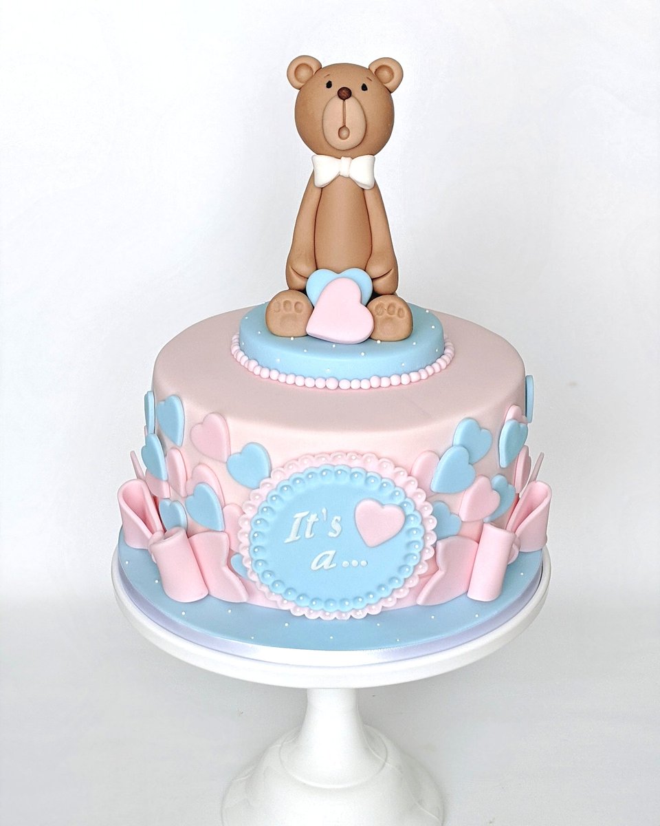 LaylaPegadoCake's tweet photo. It's a girl! 
Gender reveal cake! 💗💙💗
Vanilla sponge with coconut fillings. https://t.co/6ph8R6ojMn