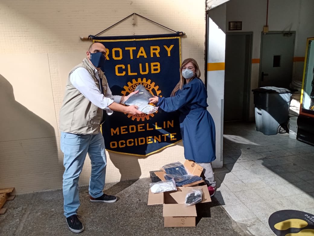 rotarydis4271's tweet photo. El Club Rotario Medellín Occidente, se sumó a la entrega de implementos de bioseguridad, al Centro de Salud Santo Domingo Sabio.
Juntos continuamos salvando vidas en nuestras comunidades y evitando la propagación del COVID 19. #QuédateEnCasa
#Distrito4271 #RotaryAAmInternational https://t.co/WH31UdYppJ
