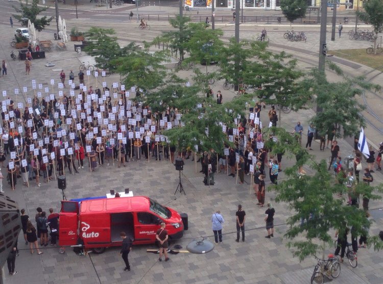 IL_Halle's tweet photo. In Gedenken an den antisemitischen, rassistischen und antifeministischen Anschlag visualisiert die @9Initiative außerdem alle Todesopfer rechtsradikaler Gewalt seit 1990!
Zu viele! Kein Vergessen - kein Vergeben!
#SayTheirNames
#hal2007 https://t.co/1r82n3w6wG
