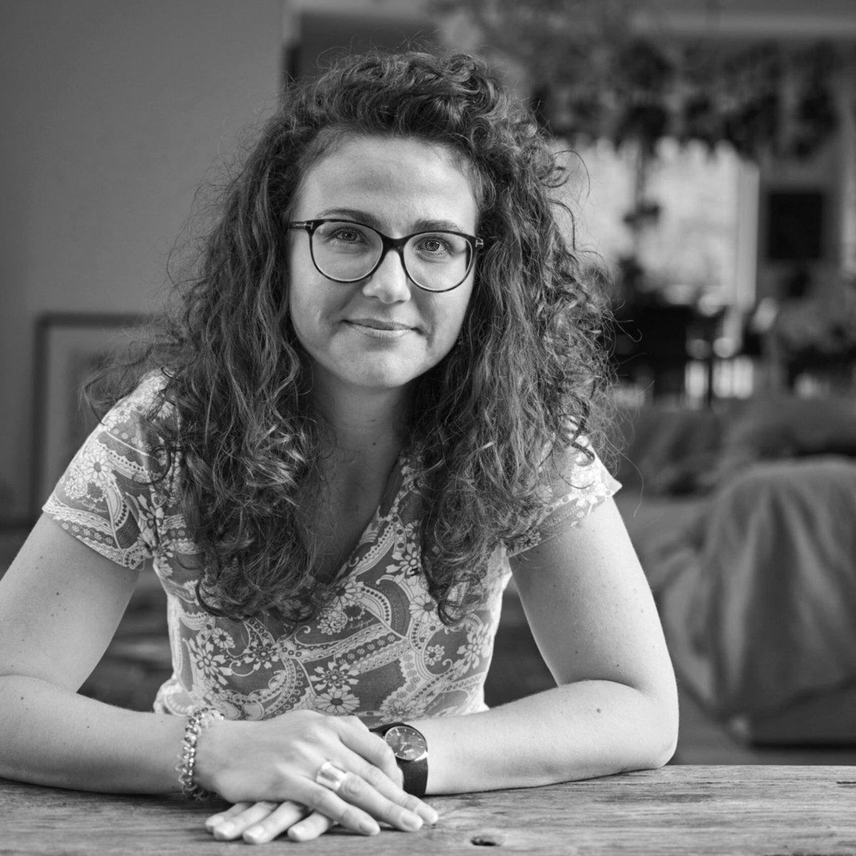 Saskia Thomas ist seit Gründung im Jahr 2006 fester Bestandteil von sophisticated living. Als studierte Innenarchitektin ist sie im Unternehmen für Design &amp; Produktentwicklung maßgebend verantwortlich. Sie designt Möbel, entwickelt Einrichtungskonzepte für Privat &amp; plant Projekte