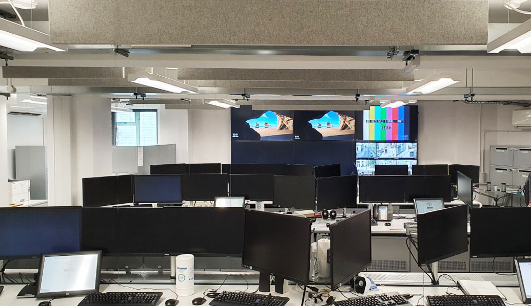 officeacoustics's tweet photo. Emergency Control Room - London Police @CityPolice

Open plan acoustics is a fine balance between comfort and maintaining intelligibility. We installed ReSorb Baffles to the ceiling to reduce sound travel whilst retaining good communication at shorter distances. 
#officeacoustics https://t.co/acvxkU65Ul
