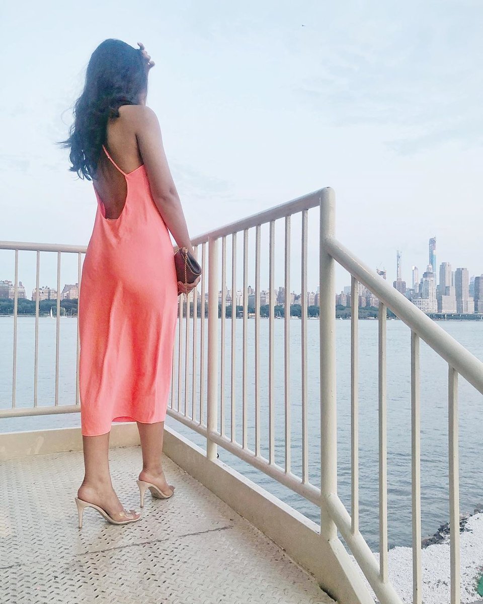 It’s time to change out of your pajamas and into your best dress! 💃Admire the stunning views from our outdoor patio for dinner or cocktails! #WatersideNJ #HudsonRiverViews

Photo  by IG: stylebysari