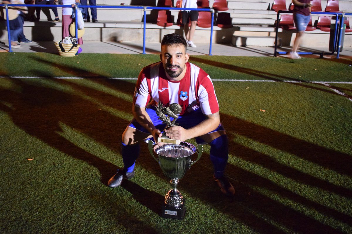 🚨 FICHAJE 🚨

Pedro Ángel Ramírez, se convierte en el sexto fichaje rojiblanco. Procendente del Muleño CF. Coloso defensivo que a sus 25 años aportara experiencia y liderazgo a la zaga montisonense. Incorporación de lujo para la plantilla. 

#BienvenidoPedroAngel  #AupaMonzón