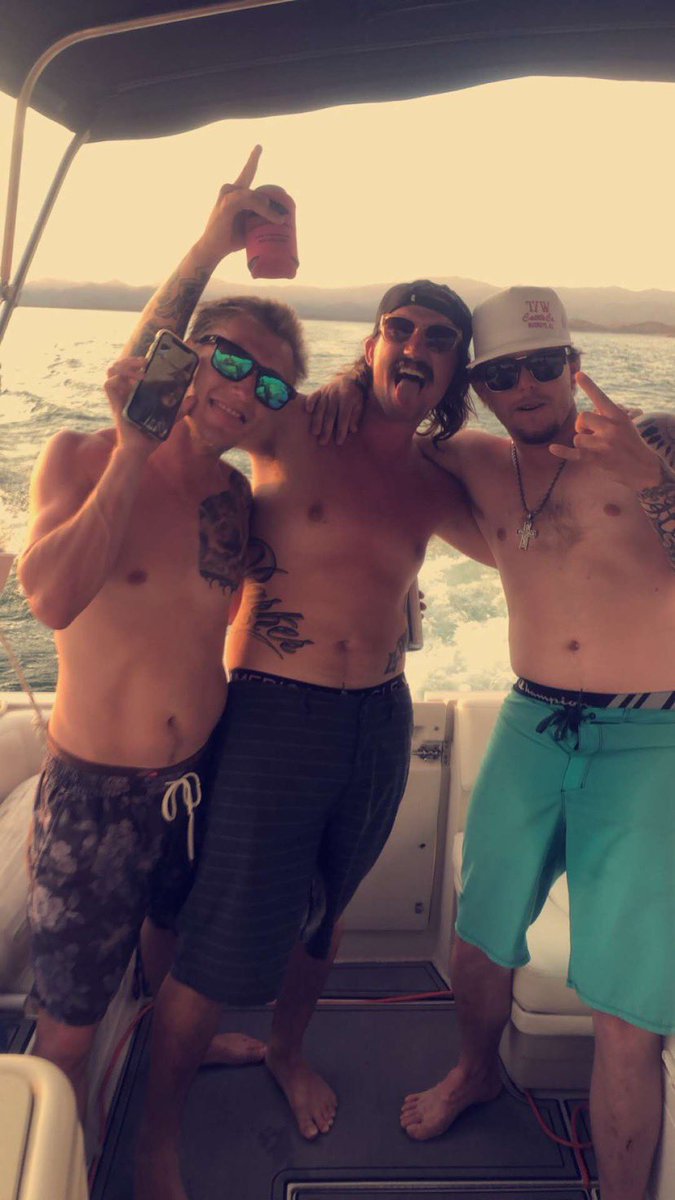 lakeguy69's tweet photo. Don’t mind more of my lake pics we got tore up from the floor up 😅 https://t.co/LpZvLYd4Hr