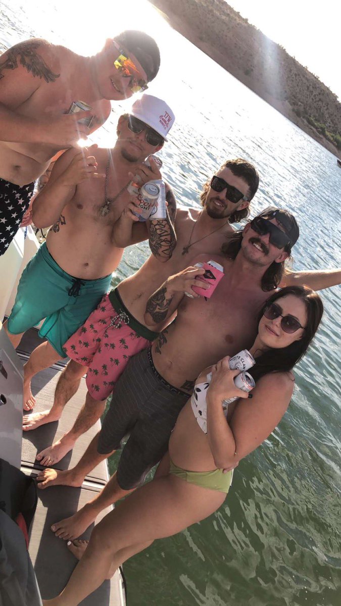 lakeguy69's tweet photo. Don’t mind more of my lake pics we got tore up from the floor up 😅 https://t.co/LpZvLYd4Hr