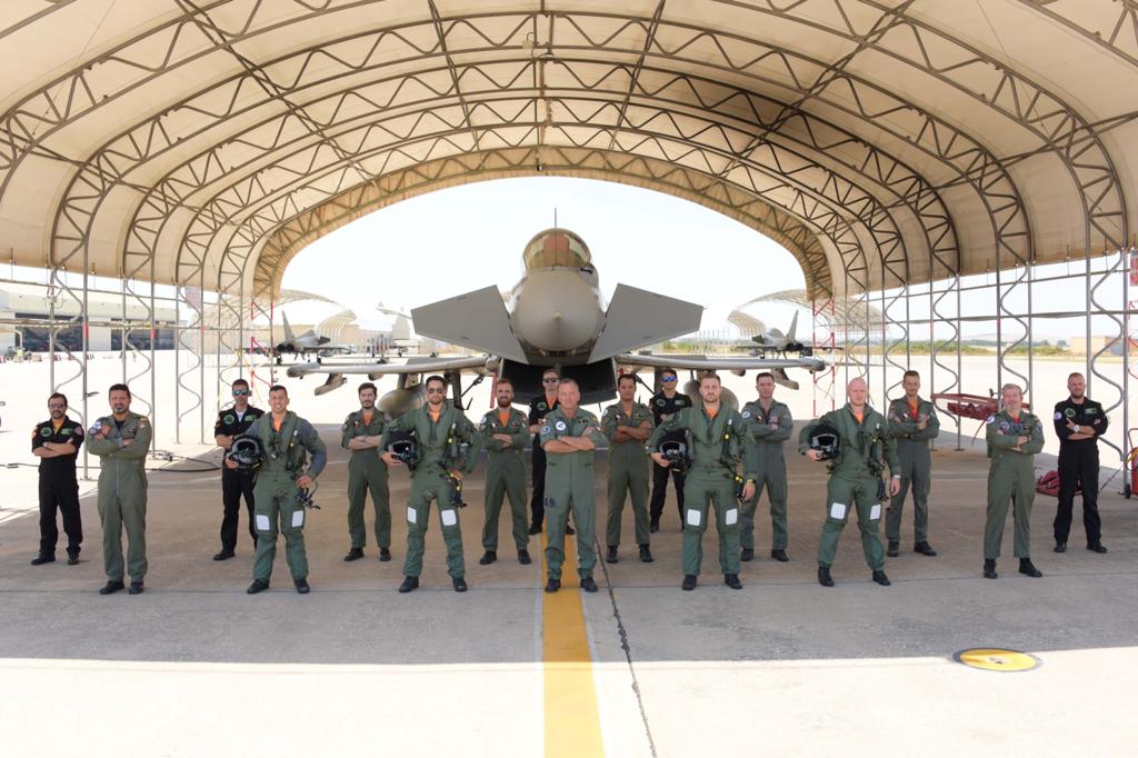 EjercitoAire's tweet photo. ¿#SabiasQue formamos pilotos de #Eurofighter de @Team_Luftwaffe?
Cuatro nuevos pilotos @bundeswehrInfo superan la instrucción de vuelo en el #Ala11.
Tras su primer vuelo sólo están listos para el entrenamiento de combate en la base aérea de #Morón #Sevilla 
#VistaSuerteYAlToro https://t.co/5qUed7UqrY