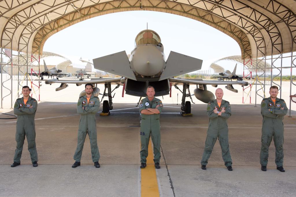 EjercitoAire's tweet photo. ¿#SabiasQue formamos pilotos de #Eurofighter de @Team_Luftwaffe?
Cuatro nuevos pilotos @bundeswehrInfo superan la instrucción de vuelo en el #Ala11.
Tras su primer vuelo sólo están listos para el entrenamiento de combate en la base aérea de #Morón #Sevilla 
#VistaSuerteYAlToro https://t.co/5qUed7UqrY