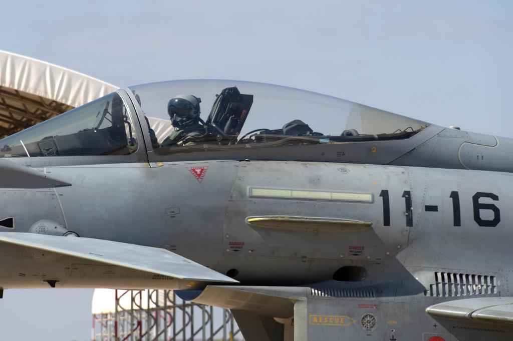 EjercitoAire's tweet photo. ¿#SabiasQue formamos pilotos de #Eurofighter de @Team_Luftwaffe?
Cuatro nuevos pilotos @bundeswehrInfo superan la instrucción de vuelo en el #Ala11.
Tras su primer vuelo sólo están listos para el entrenamiento de combate en la base aérea de #Morón #Sevilla 
#VistaSuerteYAlToro https://t.co/5qUed7UqrY