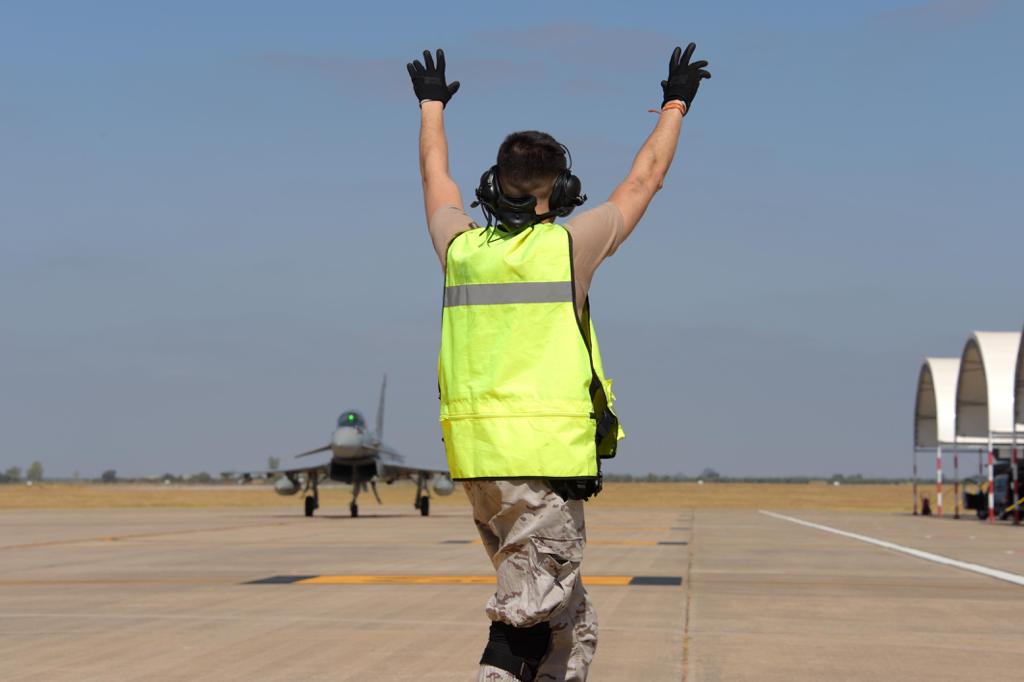 EjercitoAire's tweet photo. ¿#SabiasQue formamos pilotos de #Eurofighter de @Team_Luftwaffe?
Cuatro nuevos pilotos @bundeswehrInfo superan la instrucción de vuelo en el #Ala11.
Tras su primer vuelo sólo están listos para el entrenamiento de combate en la base aérea de #Morón #Sevilla 
#VistaSuerteYAlToro https://t.co/5qUed7UqrY