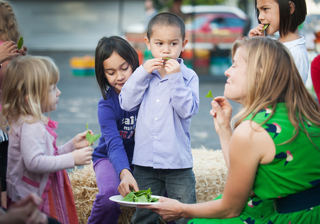 ReadersToEaters's tweet photo. Great kickoff @SNEBonline's #SNEB2020, learning new partnerships using #SNAP_Ed for R2E's #FoodLiteracy books4 #NutritionEducation, connecting #FoodAccess & #BookAccess https://t.co/baiMFcIQdz See how we work w #FarmersMarkets 2prmote #EatingVegetables https://t.co/hl6gVza5Uk https://t.co/2h6TTxKMFN