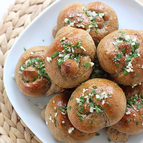 RedStarYeast's tweet photo. One of our favorite savory recipes, these multi-grain knots, coated in butter and #garlic, are sure to please everyone. #multigraingarlicknots #breadknots #kitchenbowl
https://t.co/mK1E0Rc53Y https://t.co/U81uzCgMrg