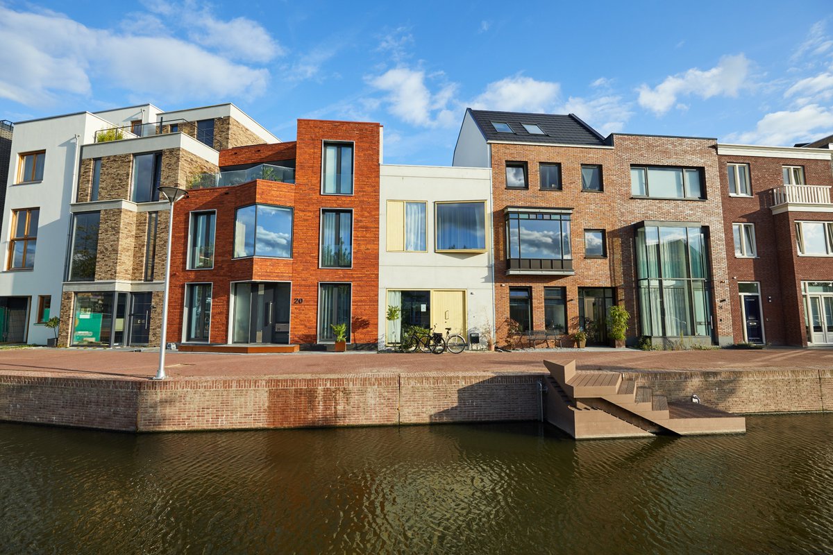 NieuwDelft's tweet photo. Deze zomer vieren we een wel heel bijzondere mijlpaal: de #Coendersbuurt is af! 🏡💙 Vijf jaar lang bouwden zelfbouwers, woongroepen, architecten, ontwikkelaars en aannemers met elkaar aan deze unieke buurt. Lees er alles over op ➡️https://t.co/0Q6iwk0OKa https://t.co/3ybILXoFKl