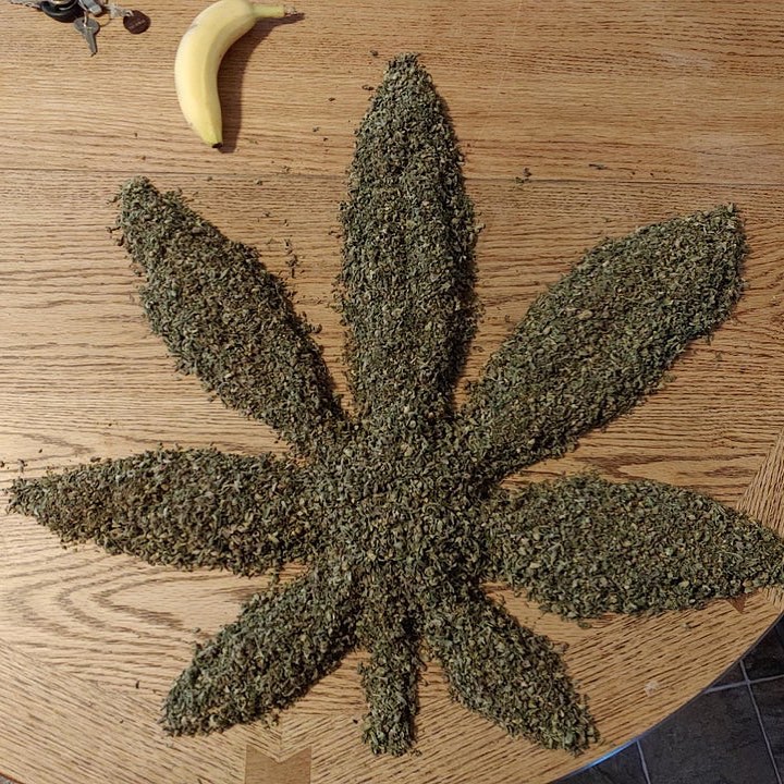 some people have way too much weed and time on their hands 😂 
(check 🍌for scale)
[Via reddit/u/chickencommander403]