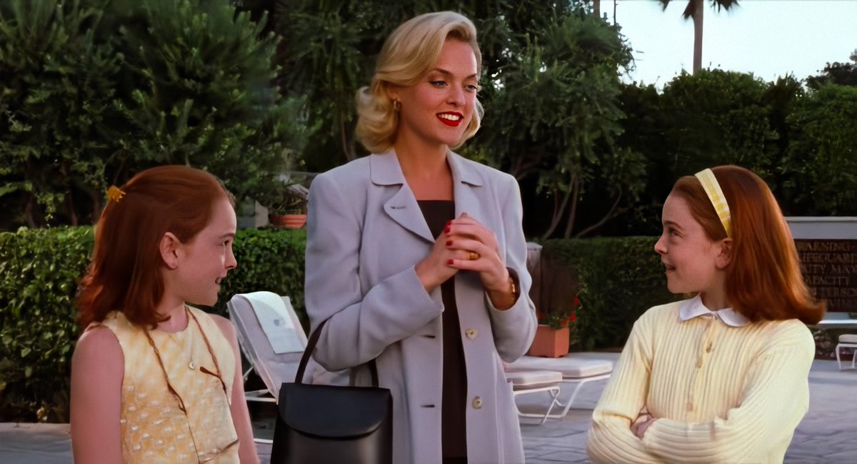 ImagenRetro's tweet photo. Un día como hoy pero de 1998, se estrenó en Estados Unidos "Juego de Gemelas", siendo esta película el debut de Lindsay Lohan en la pantalla grande. https://t.co/25W4q9wOlJ