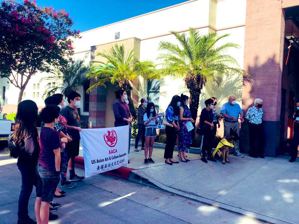 LindaLi14839365's tweet photo. US Asian Art& Culture Association and local residents donated to South Pasadena Police Station today, to appreciate their years services and show our support to officers, We want Law& order. My dog also participated, he worn the coat with “I love Cops”“I support SPPD with Mom”😁 https://t.co/wRztdbRpqs