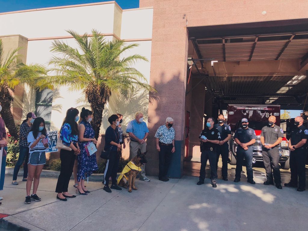LindaLi14839365's tweet photo. US Asian Art& Culture Association and local residents donated to South Pasadena Police Station today, to appreciate their years services and show our support to officers, We want Law& order. My dog also participated, he worn the coat with “I love Cops”“I support SPPD with Mom”😁 https://t.co/wRztdbRpqs