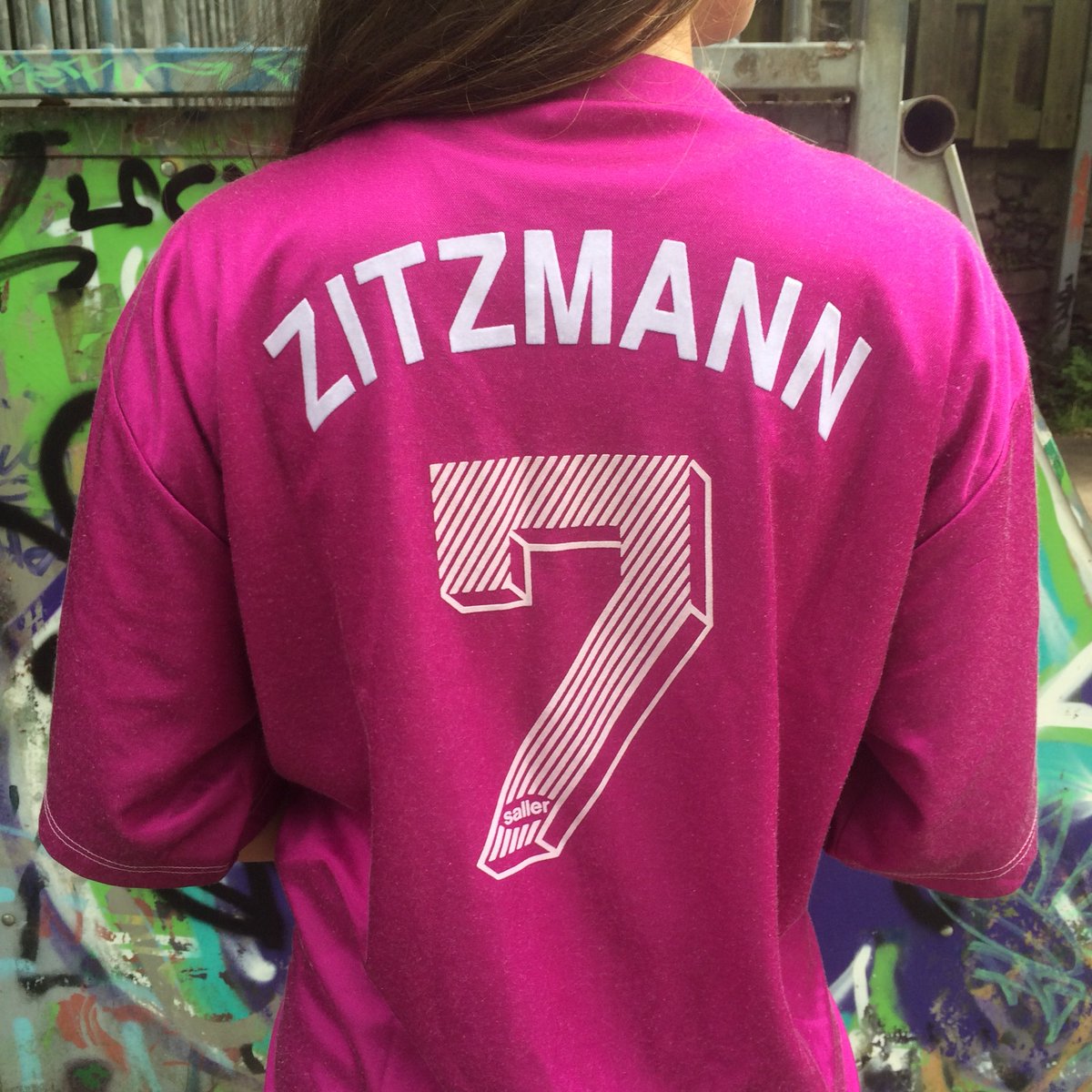 footballkitbox's tweet photo. Look at this belter 💖💖💖
Any idea of the team ?
#Zitzmann
#kitboxGOLD
#kitboxVINTAGE https://t.co/ateR7wNfW6
