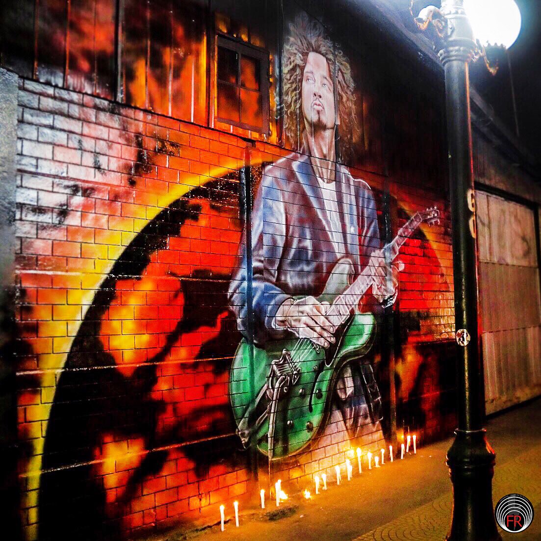 Desde Seattle para el mundo entero, nacía hace 56 años Chris Cornell. Hoy es su cumpleaños y en casa lo celebramos todo el día sonando fuerte con todos sus proyectos musicales.

Mural <a href="/ChrisCornell/">Chris Cornell</a> <a href="/Soundgarden/">Soundgarden</a> Chile 2014, Expo #IconosaCieloAbierto. 🎥youtube.com/watch?v=sPD_5s…