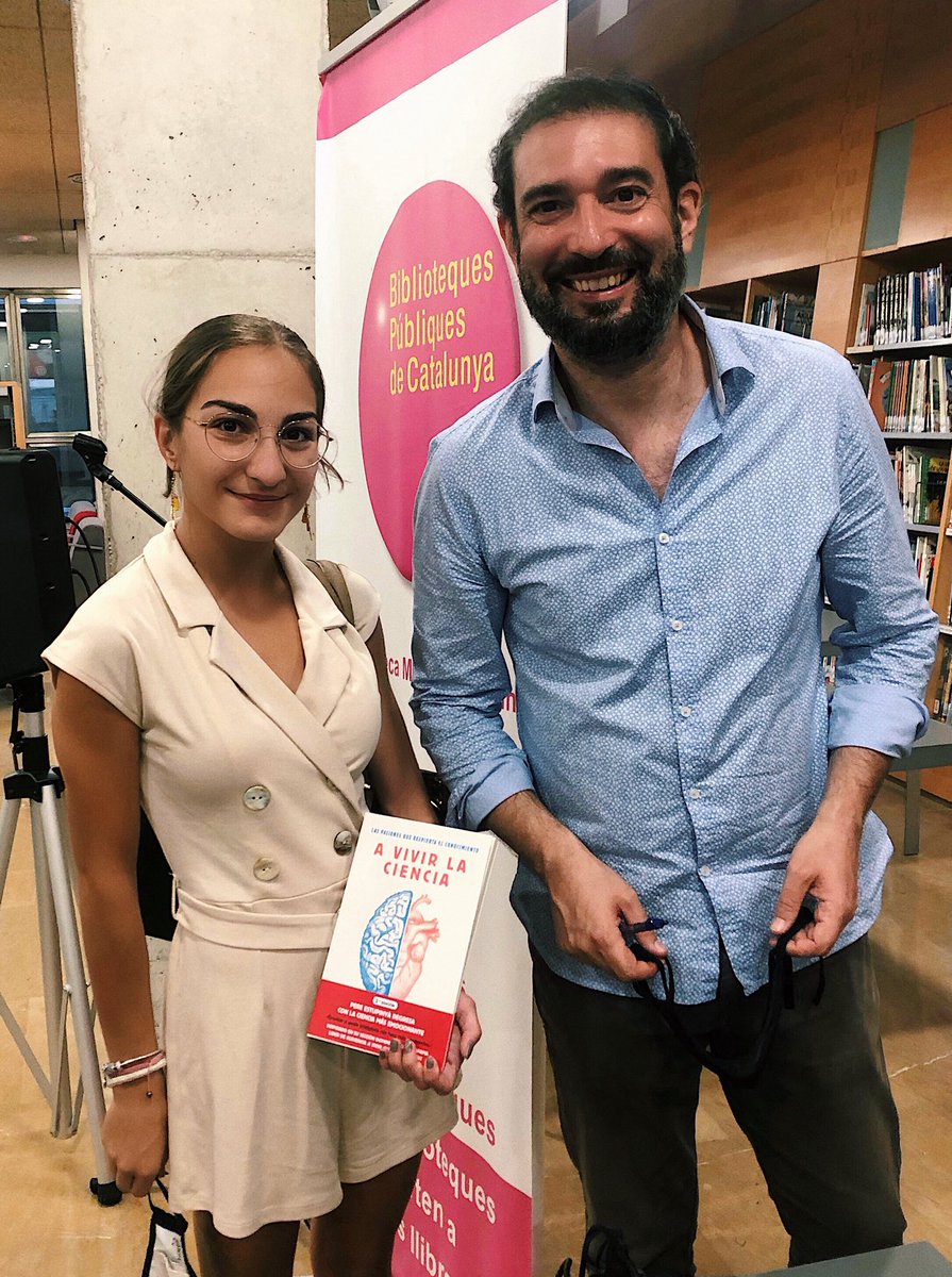 carmefv11's tweet photo. Una altra visió de la ciència escoltant a @Perestupinya! Gràcies per la dedicatòria i a @DolorsQueralt per pensar en mi! 📚🧬 https://t.co/ZedHcINpLo