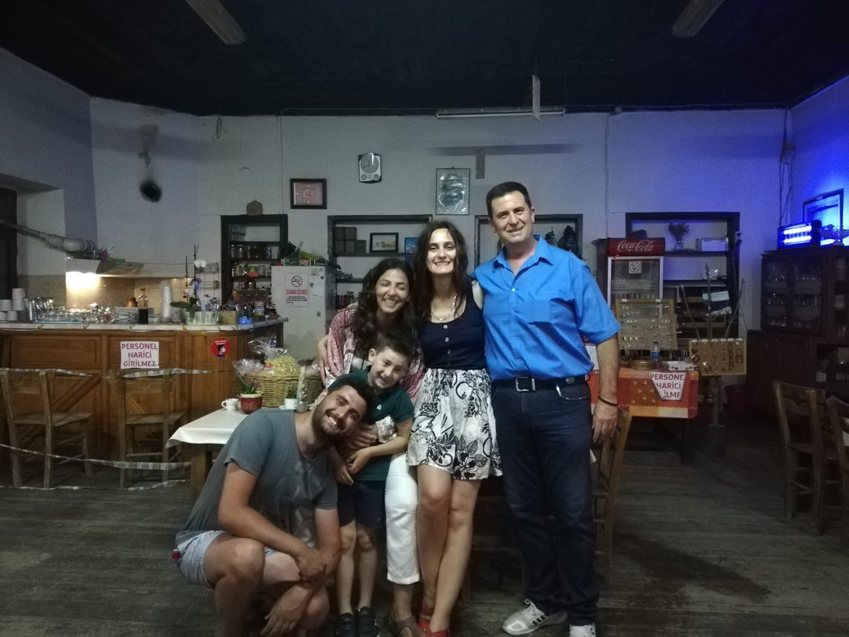 melikecapan's tweet photo. Vasili ve Labrini İmroz (Gökçeada) Agridia’da (Tepeköy) çocuklarıyla birlikte köy kahvesini işletiyor. Aileden kalma tarif ile hazırladıkları kurabiye bir de küçük oğulları Yorgo ile tadına doyulmaz 1 hafta geçirdim.. ben hikayeyi hazırlıyorum ama öncesinde yolu düşen kaçırmasın https://t.co/6AK0Qb9ugx