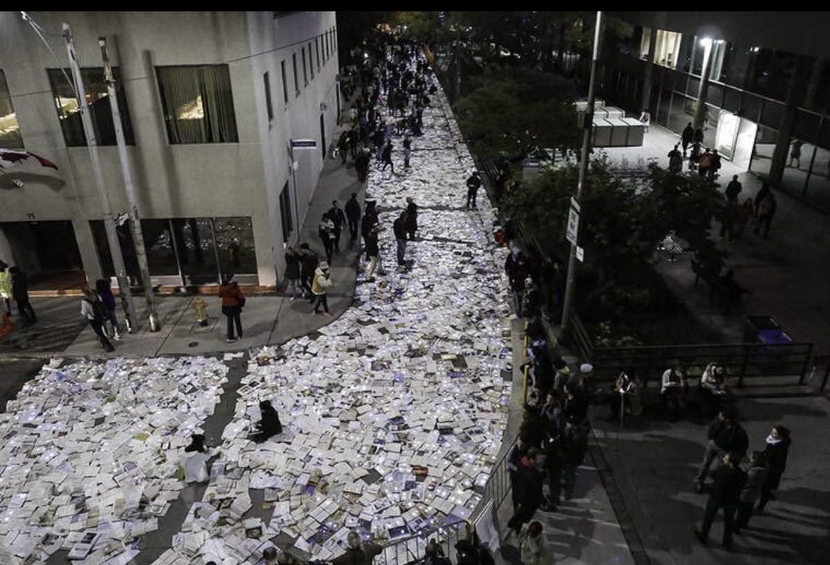 R2MPL's tweet image. من الجميل في مدينة تورونتو في كندا الأحتفال تقريبًا كل عام بمهرجان وهو ان يكون الشارع من الكتب المُتبرع بها ويُمكن لاي شخص اختيار أي كتاب يُريده