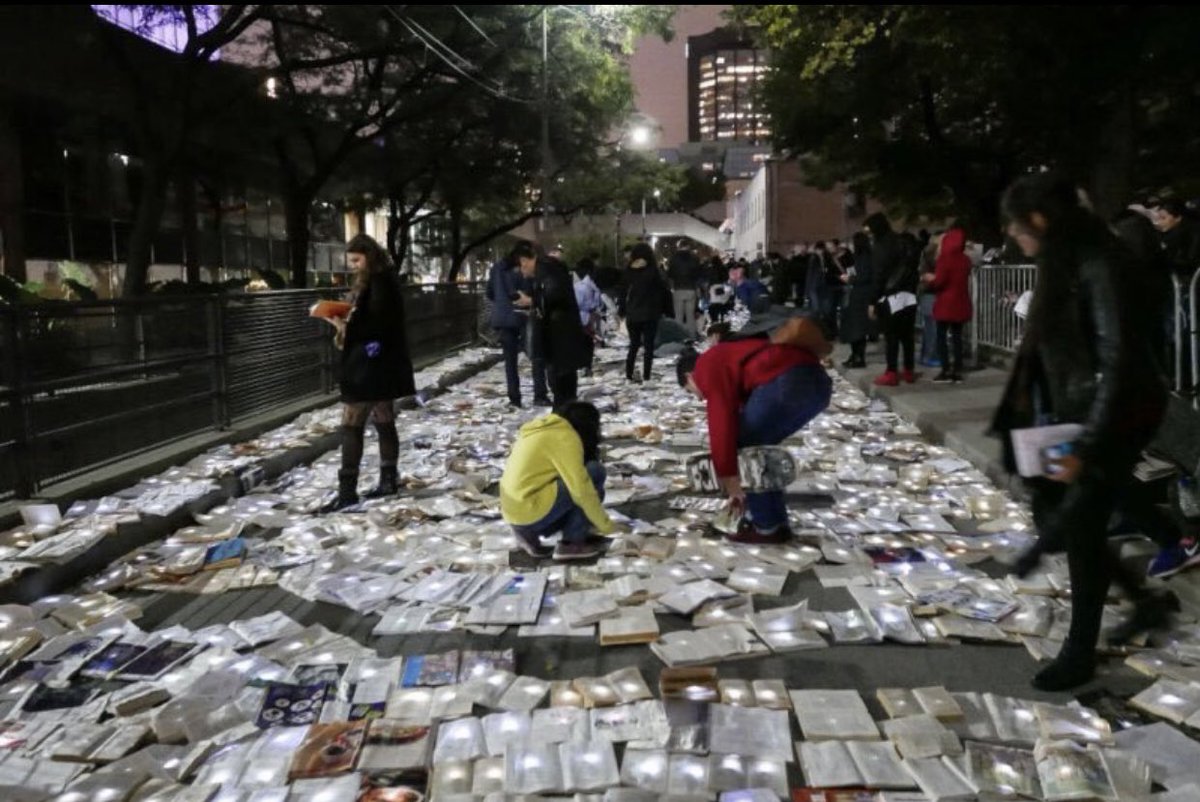 R2MPL's tweet image. من الجميل في مدينة تورونتو في كندا الأحتفال تقريبًا كل عام بمهرجان وهو ان يكون الشارع من الكتب المُتبرع بها ويُمكن لاي شخص اختيار أي كتاب يُريده