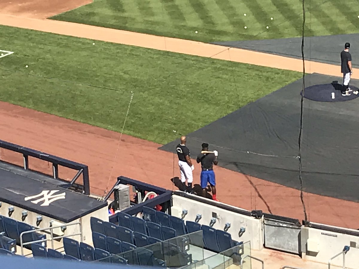 eboland11's tweet photo. Former Yankee Didi Gregorius catching up with Aaron Hicks https://t.co/DBTizCJtk4