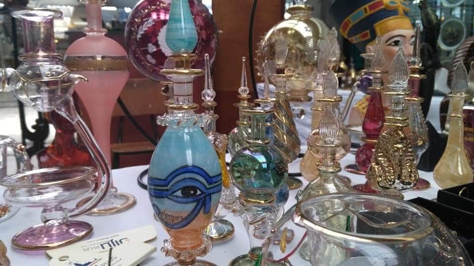 a_egipto's tweet photo. Y los #perfumeros para estos #aceitesperfumados que fabricados en el alabastro o de Cristal soplado hechos y pintado a mano, siguen siendo un souvenirs muy elegido por los visitantes a #Egipto.
🏺✨🇪🇬👌 https://t.co/4vfvwaQc9n