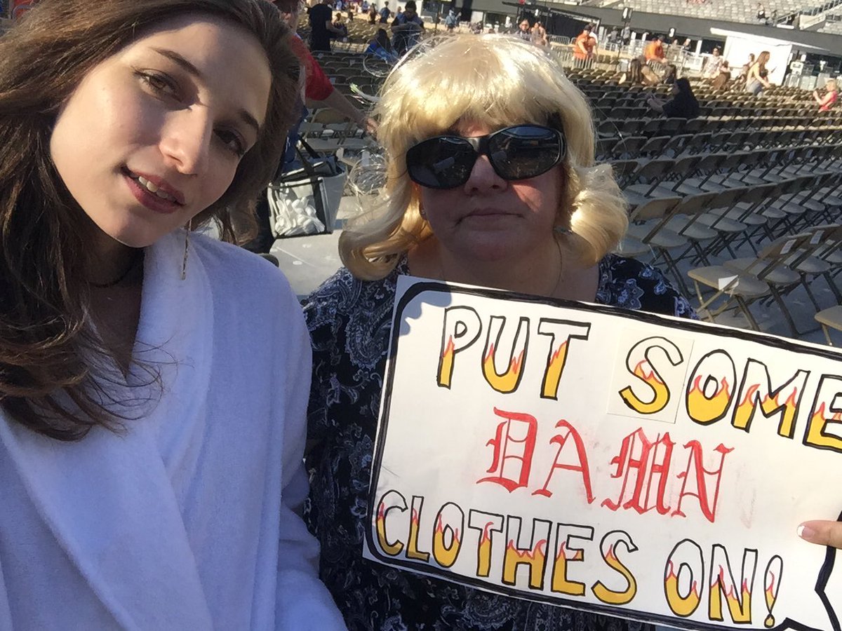 _rayputation's tweet photo. @taylornation13 @taylorswift13 @voguemagazine @inezandvinoodh perfect monday to reminisce about #reptourMetLife with @MissAmericonnie 🥺 can’t believe it’s been 2 years already! https://t.co/QjhdOPqq4q