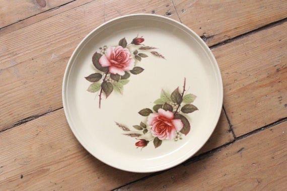 MimisLoft's tweet photo. AS SWEET AS PIE: Pretty Vintage Hornsea Pie Dish
SHOP NOW: https://t.co/gDjamBuxWt
#vintagehome #retrokitchen #kitchenalia #hornsea #hornseapottery #pie #floral #gbbo #vintagekitchen #vintageshop #StayHome #bakeoffbritain #BakeOff #GreatBritishBakeOff #StayInCookout #pottery https://t.co/DqqRQTXQaj