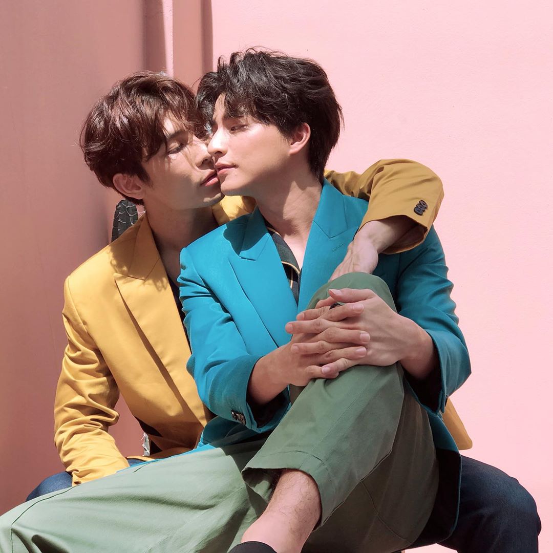poddmewin's tweet photo. Nessa primeira foto tivemos o dia em que mewgulf se conhecera, na segunda foto já é depois do casamento. 🐱⚽️
#MewSuppasit #gulfkanawut #TharnTypeTheSeries #TharnTypeLastWS https://t.co/miflo3z6P1