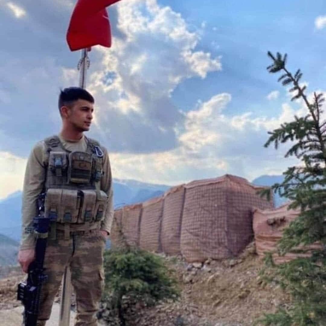 mustafa_isik42's tweet photo. Hakkari Çukurca'da üs bölgesine saldırıda 2 askerimiz şehit oldu.Şehitlerimize Allah'tan rahmet,acılı ailelerine başsağlığı dilerim.
Ruhunuz Şad mekanınız uçmağ olsun... https://t.co/fO5pzDR3FR