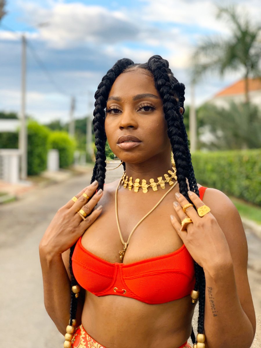 GOYOCQT's tweet photo. La independencia se celebró mientras la gente negra seguía siendo esclava. Y se sigue celebrando mientras Nuestros héroes  AFROS, indigentes aún no son reconocido. 
Hoy la esclavitud  se llama racismo sistemático, se llama desigualdad de derechos, se llama más líderes MUERTOS. https://t.co/R6XbKFf607